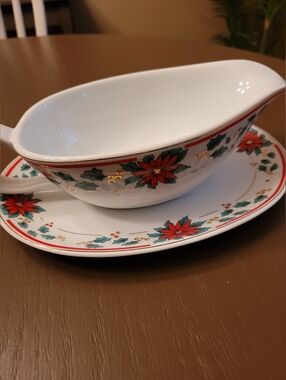 Royal Heritage Festive Poinsettia Gravy Boat with Underplate